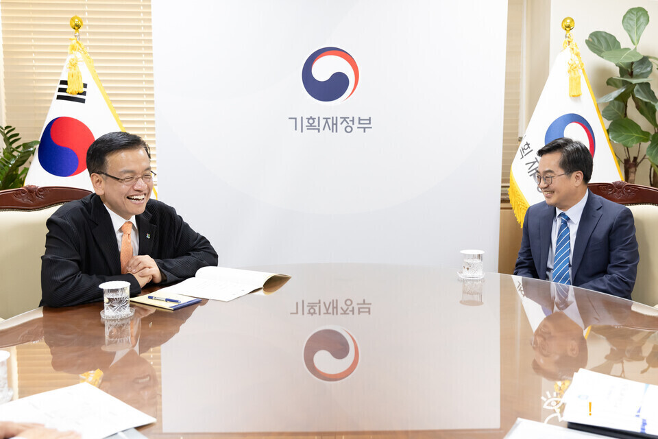 ▲ 김동연 경기도지사(오른쪽)와 최상목 경제부 총리(왼쪽)이 경기 주요 사업 국비 지원에 대한 이야기를 하고 있다. ⓒ 경기도