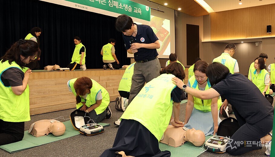 ▲ 하나금융그룹이 임직원을 대상으로 심폐소생술 교육을 하고 있다. ⓒ 하나금융그룹