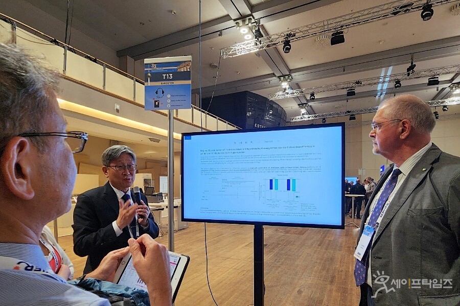 ▲ 이무용 동국대 심장내과 교수가 유럽고혈압학회 연례학술대회에서 저용량 3제 복합체의 치료 효과를 발표하고 있다. ⓒ 한미약품