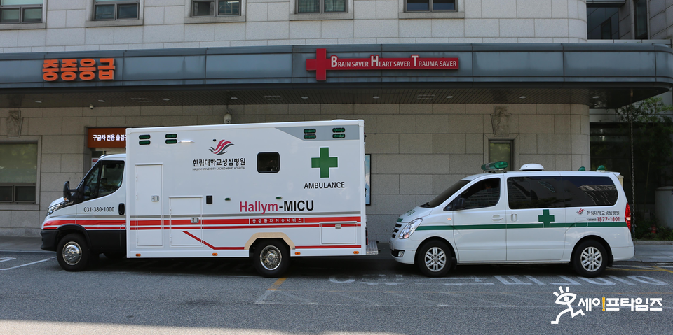 ▲ 경기도 한림대성심병원에 이송체계 구축 시범사업을 통해 제작된 중증환자 전담구급차(오른쪽)가 배치돼 오는 10월부터 시범운영한다. ⓒ 복지부