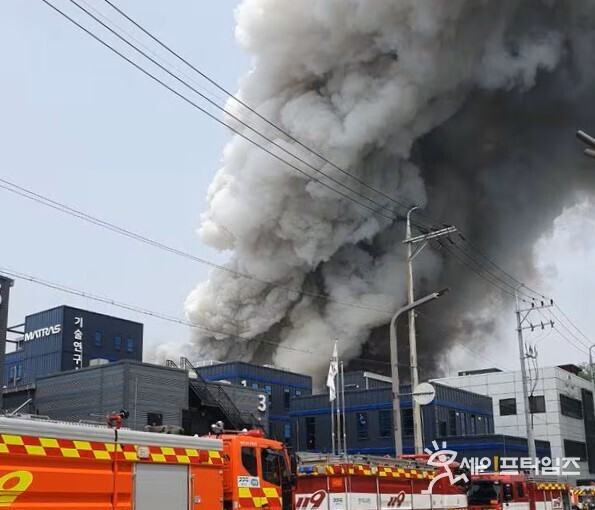 ▲ 24일 오전 소방당국이 경기 화성 일차전지 제조 업체인 아리셀 공장에서 발생한 화재를 진압하고 있다. ⓒ 세이프타임즈 DB