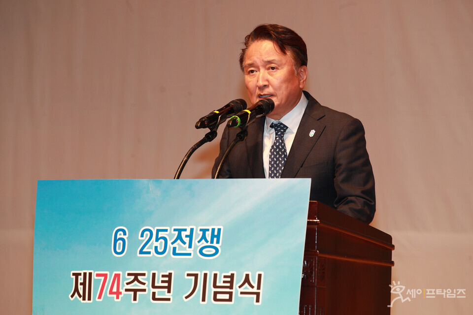 ▲ 김영환 충북지사가 6·25전쟁 74주년 기념사를 하고 있다. ⓒ 충북도