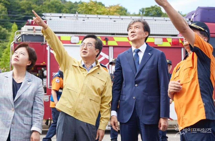 ▲ 김동연 경기지사(왼쪽 두번째)가 조국 조국혁신당 대표(왼쪽 세번째)에게 경기 화성시 아리셀 화재사고 현장에서 수습 상황과 대책 등을 설명하고 있다. ⓒ 경기도