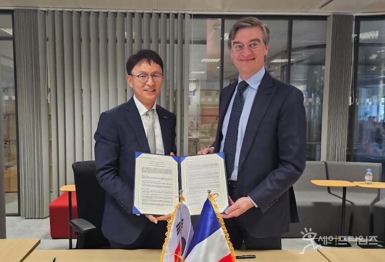 ▲ 프랑스 파리 DIE 본사에서 24일 열린 국유재산 관리·개발 업무 협력 등을 위한 업무협약 체결식에서 김서중 캠코 부사장(왼쪽)과 알랭 레스플랑디 베르나르 DIE 대표가 기념촬영을 하고 있다. ⓒ 캠코