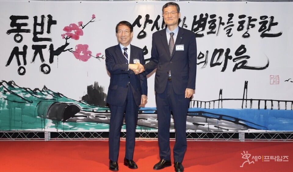 ▲ 정운찬 동반성장연구소 이사장(왼쪽)과 김일환 국토안전관리원 원장이 서울 중구 르메르디앙 명동호텔에서 열린 국토안전 동반성장 포럼에서 악수를 하고 있다. ⓒ 국토안전관리원