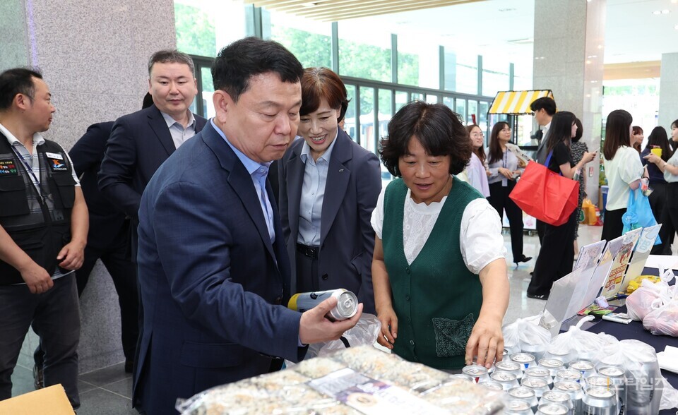▲ 윤석대 한국수자원공사 사장이 K-water 이음 장날 행사에 참여하고 있다. ⓒ 한국수자원공사