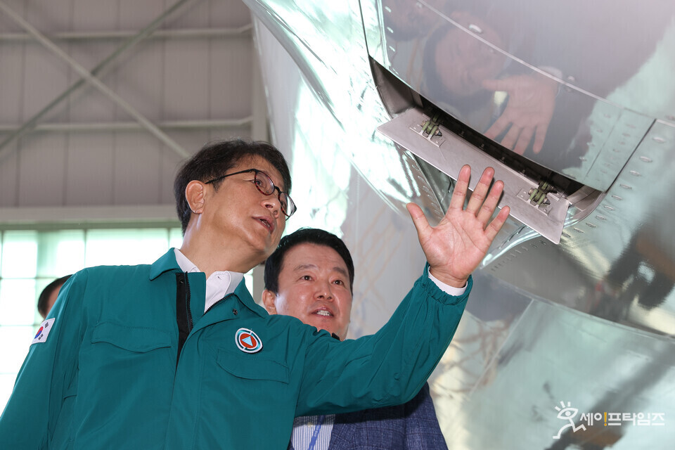 ▲ 박상우 국토교통부 장관이 항공 분야 안전 확보를 위해 대한한공 인천 정비고에서 항공기를 살펴보고 있다. ⓒ 국토교통부