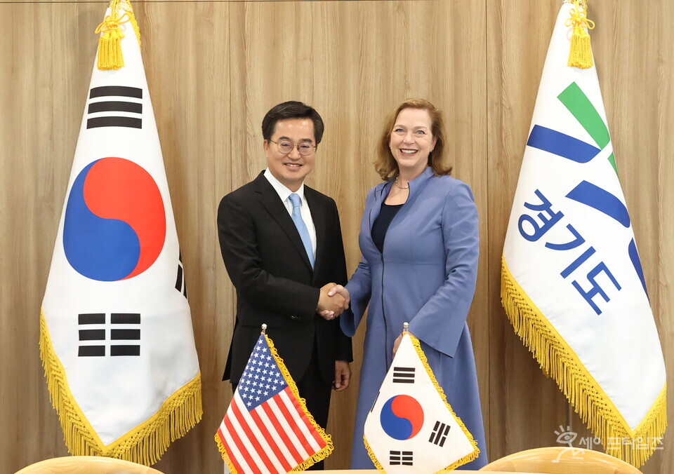 ▲ 김동연 경기지사가 UL솔루션즈의 제니퍼 스캔론 회장과 논의하고 있다. ⓒ 경기도