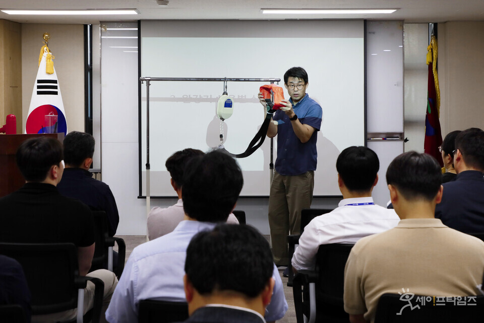 ▲ 윤국현 재무자산처 책임이 화재시 완강기 사용법에 대해 설명하고 있다. ⓒ 안전관리원