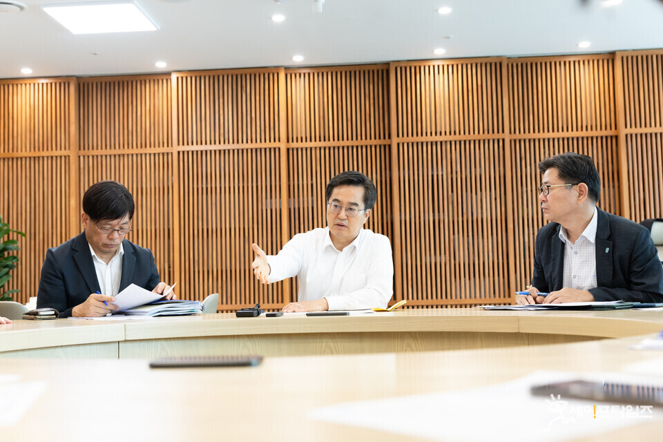 ▲ 김동연 경기지사(가운데)가 지역내 리튬사업장에 대한 합동점검계획을 보고받고 있다. ⓒ 경기도