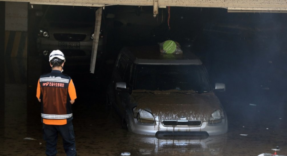 ▲ 11호 태풍 힌남노로 인해 침수된 포항시 남구 인덕동 한 아파트 지하주차장에서 소방 관계자가 물을 퍼내고 있다. ⓒ 연합뉴스