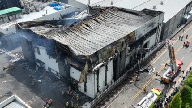 ▲ 24일 경기 화성에서 일어난 아리셀 공장 리튬 화재는 샌드위치 패널로 건축된 진화에 어려움이 . ⓒ 연합뉴스