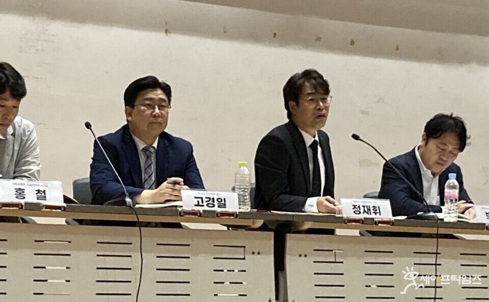 ▲ 서울 국회의원회관 대회의실에서 타워크레인 종사자 원청 직접계약 정책토론회를 하고 있다. ⓒ 한국타워크레인조종사노동조합