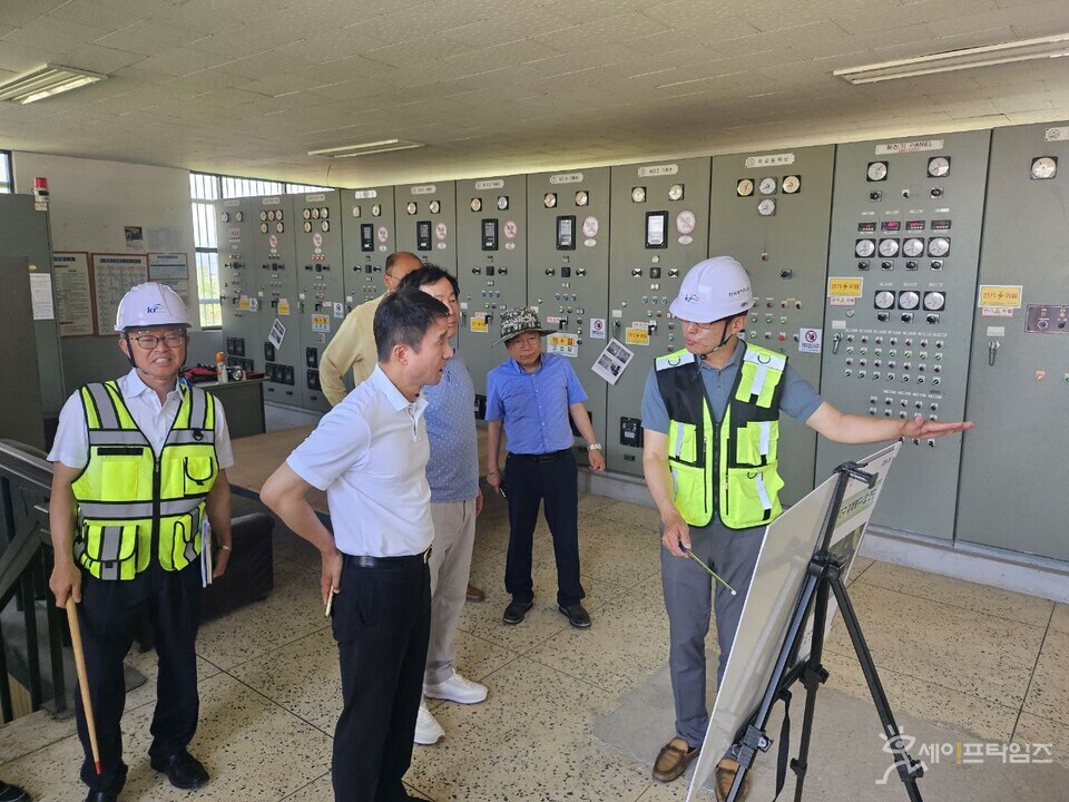 ▲ 한병도 더불어민주당 의원이 익산시 재해복구사업 현장점검을 하고 있다. ⓒ 더불어민주당