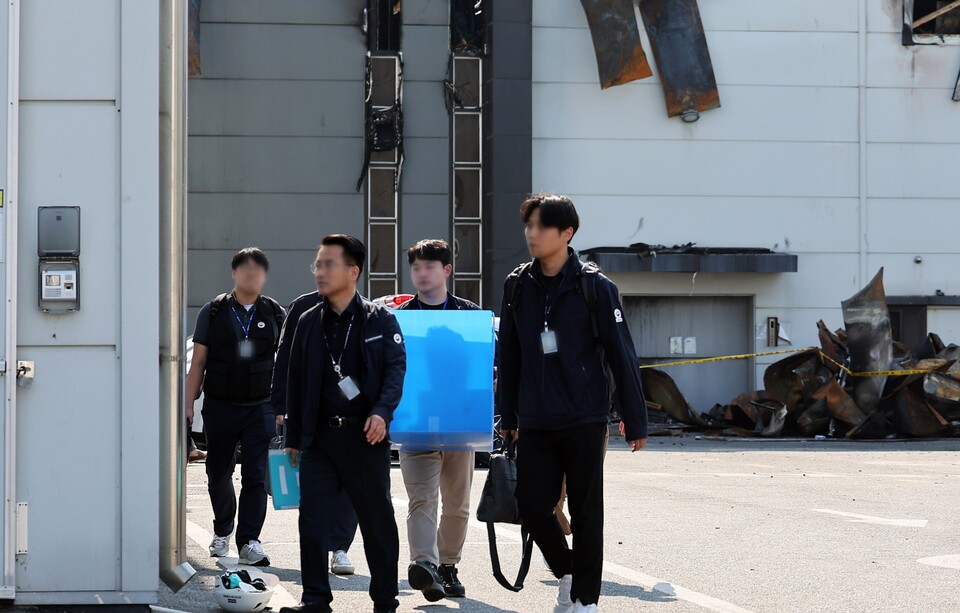 ▲ 26일 오후 경찰과 고용노동부 관계자들이 경기 화성 아리셀 공장을 압수수색하고 있다. ⓒ 연합뉴스