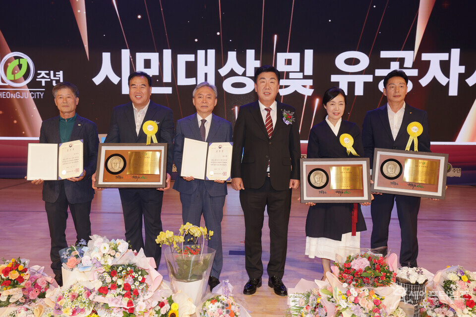   ▲ 이범석 청주시장이 청주시 통합 10주년 기념식 수상자들과 함께했다. ⓒ 청주시