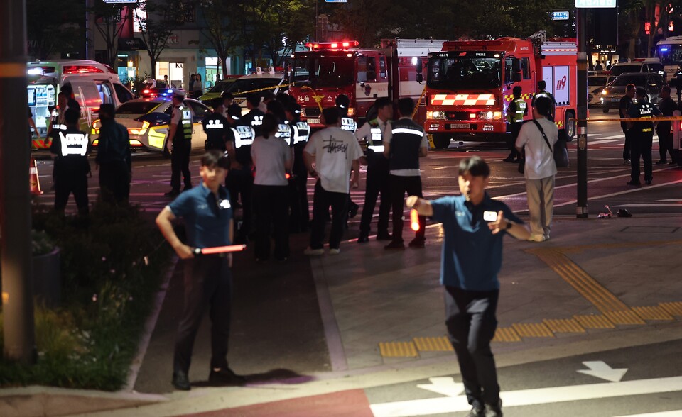 ▲ 1일 밤 대형 교통사고가 발생한 서울 시청역 인근 교차로에서 경찰이 현장을 통제하는 가운데 소방관과 구조대원들이 현장을 수습하고 있다. ⓒ 연합뉴스