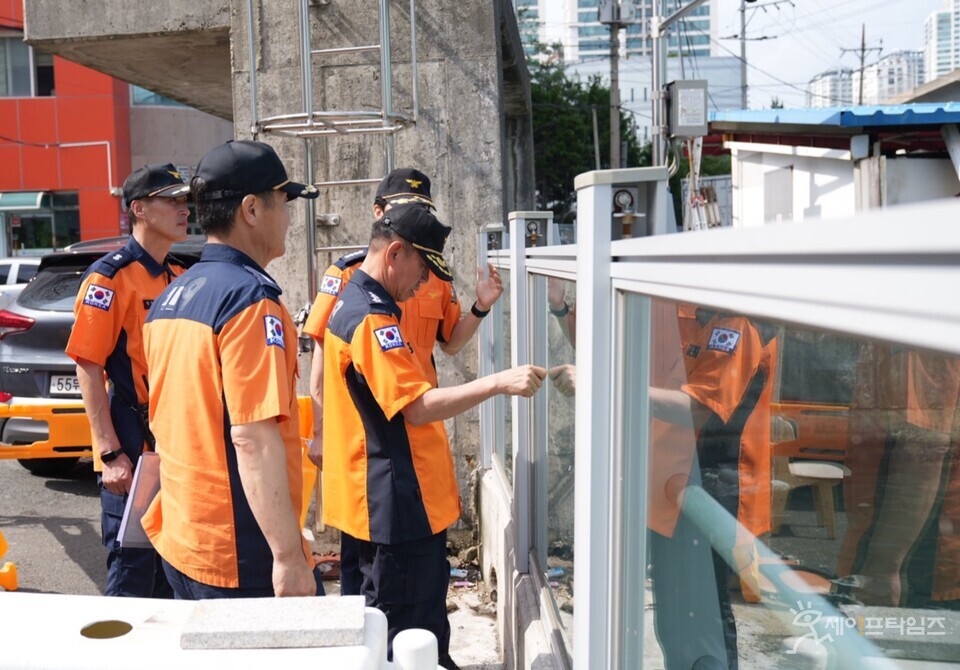 ▲ 김조일 부산소방본부장은 순직 소방인의 헌신과 위훈을 기리기 위해 1일 오전 119안전체험관 내에 있는 119기념공원을 참배하고 별도의 취임행사 없이 오후에는 화재 및 자연재난 위험지역 현장점검으로 취임 첫 공식 업무를 시작했다. ⓒ 부산소방본부