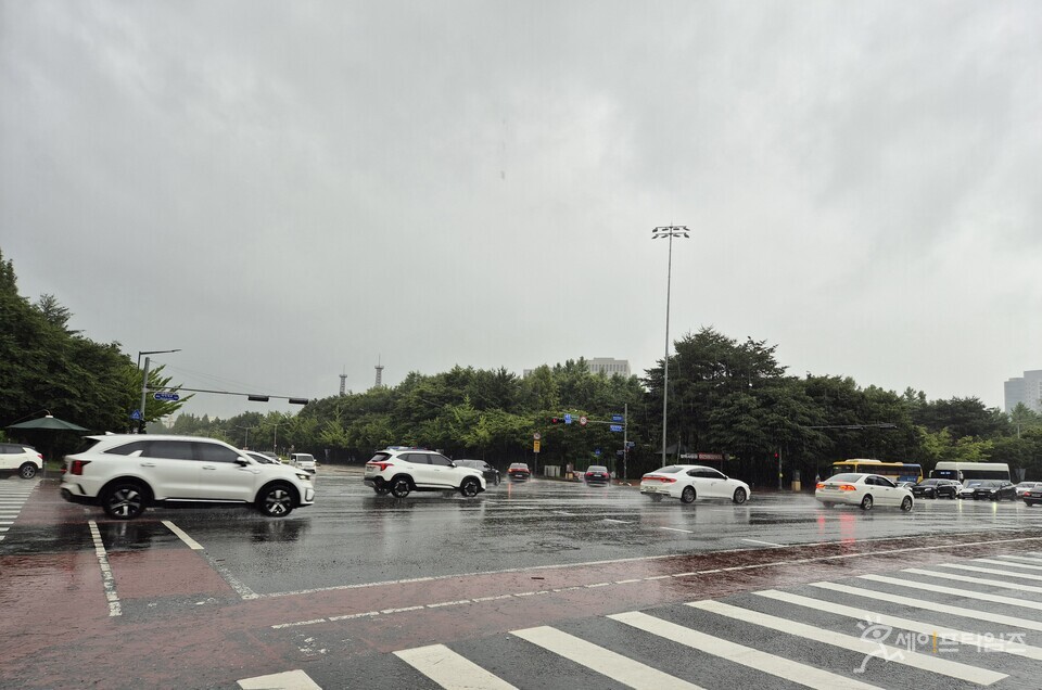 ▲ 대전서구 만년동 만년네거리에 비가 내리고 있다. ⓒ 오선이 기자