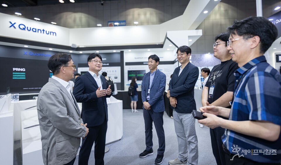 ▲ 국내 최대 양자 분야 전시회인 퀀텀 코리아 2024에서 SKT 컨소시엄 관계자들이 과제에 대해 논의하고 있다. ⓒ SK텔레콤