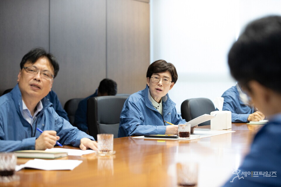 ▲ 한국가스공사 최연혜 사장(왼쪽 두번째)이 하반기 경영간부 회의를 하고 있다. ⓒ 가스공사