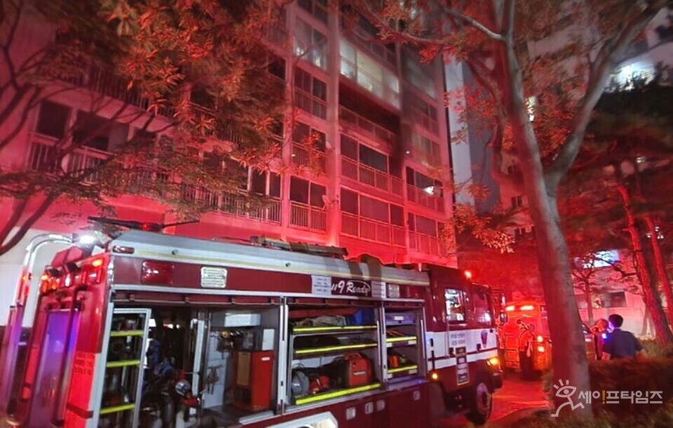 ▲ 지난해 부산 용호동 24층짜리 아파트 3층에서 에어컨 전선으로 인한 화재가 발생했다. ⓒ 부산소방본부