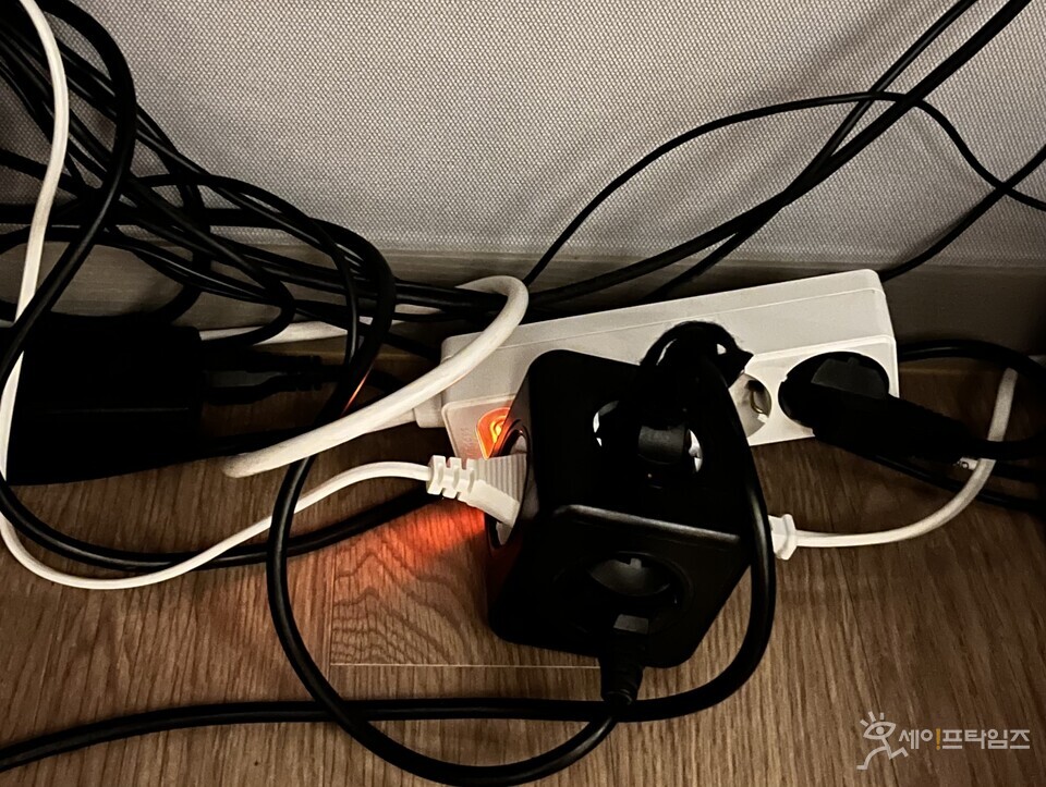 ▲ 3구 멀티탭에 4구 멀티탭을 꽂아 전선이 어지럽게 꼬여 있다. ⓒ 세이프타임즈