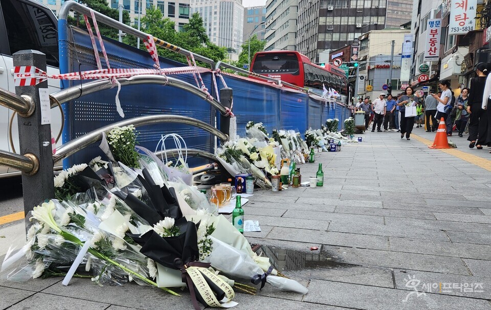 ▲ 지난 1일 역주행 사고가 일어났던 서울 지하철 2호선 시청역 인근 현장엔 시민들의 추모가 이어지고 있다. ⓒ 세이프타임즈