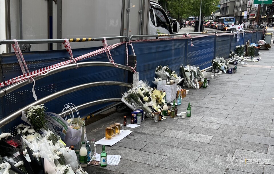 ▲ 역주행 사고로 가드레일이 무너져 임시 펜스를 마련해 차도와 구분하고 있다. ⓒ 세이프타임즈