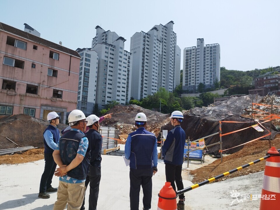 ▲ 경기도 합동점검단이 한 해체공사장에서 안전점검을 하고 있다. ⓒ 경기도