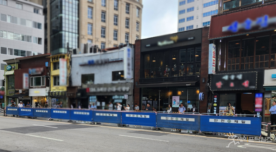 ▲ 1일 역주행 참사가 일어났던 시청역 인근 인도에 사람들이 모여 조의를 표하고 있다. ⓒ 세이프타임즈