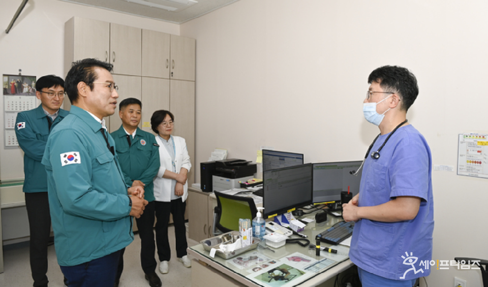 ▲ 최경식 남원시장이 남원의료원을 찾아 학교 집단 식중독 사태에 대해 보고 받고 있다. ⓒ 남원시