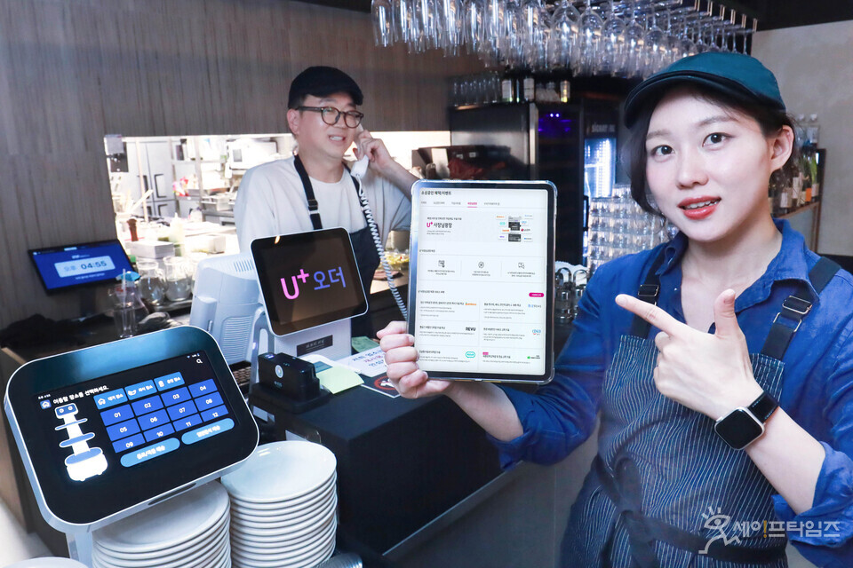 ▲ LG유플러스 관계자가  U+사장님광장 혜택을 소개하고 있다. ⓒ LG유플러스