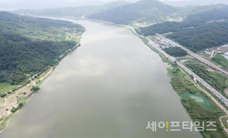 ▲ 환경부가 녹조현상을 확인하기 위해 드론으로 촬영하고 있다. ⓒ 환경부