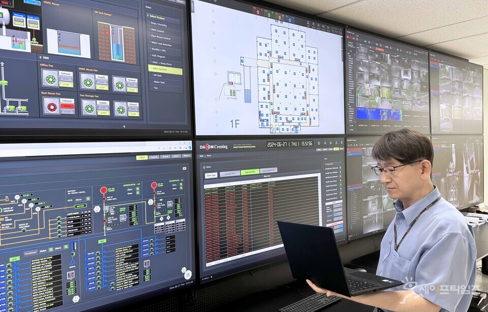 ▲ LG유플러스 모델이 DX 관제솔루션을 관제하고 있다. ⓒ LG유플러스