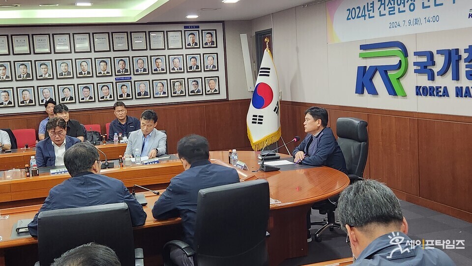 ▲ 민병균 국가철도공단 안전본부장이 9일 철도공단 본사종합상황실에서 특별대책회의를 진행하고 있다. ⓒ 국가철도공단