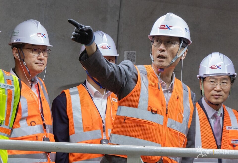 ▲ 한국도로공사 함진규 사장이 한강터널 건설현장을 방문해 안전점검을 하고 있다. ⓒ 한국도로공사