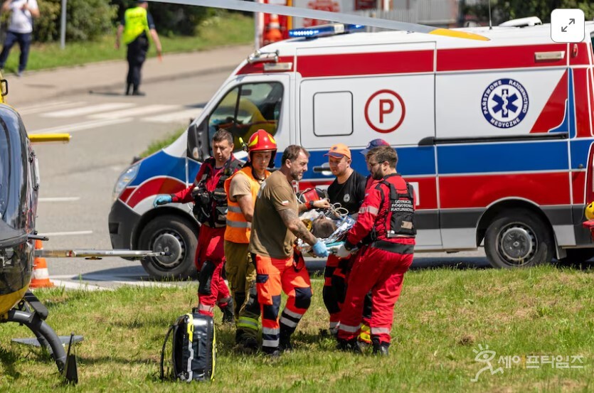 ▲ 폴란드 구조대가 폴란드 남부 리둘토비 탄광사고 부상자를 구조하고 있다. ⓒ 로이터통신