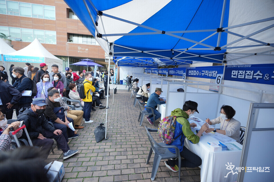 ▲ 지난해 서울 성북구 일자리 한마당에 참여한 구직자들이 일자리 관련 상담을 하고 있다. ⓒ 성북구