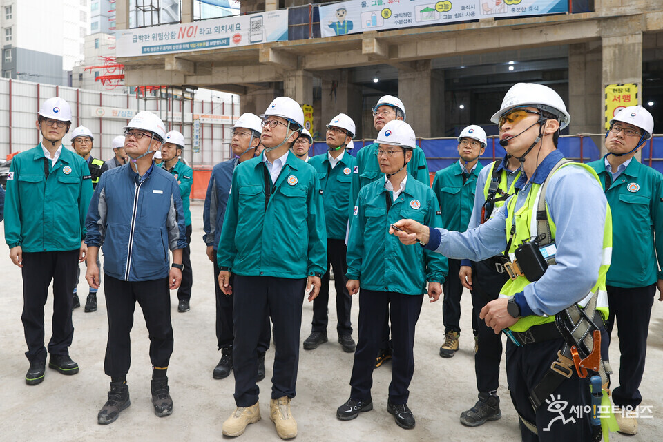 ▲ 12일 박상우 국토교통부 장관(왼쪽 세번째)과 이정식 고용노동부 장관(왼쪽 네번째) 등 정부 관계자들이 장마철과 폭염에 대비해 공동주택 재건축 정비사업 현장을 점검하고 있다. ⓒ 국토교통부