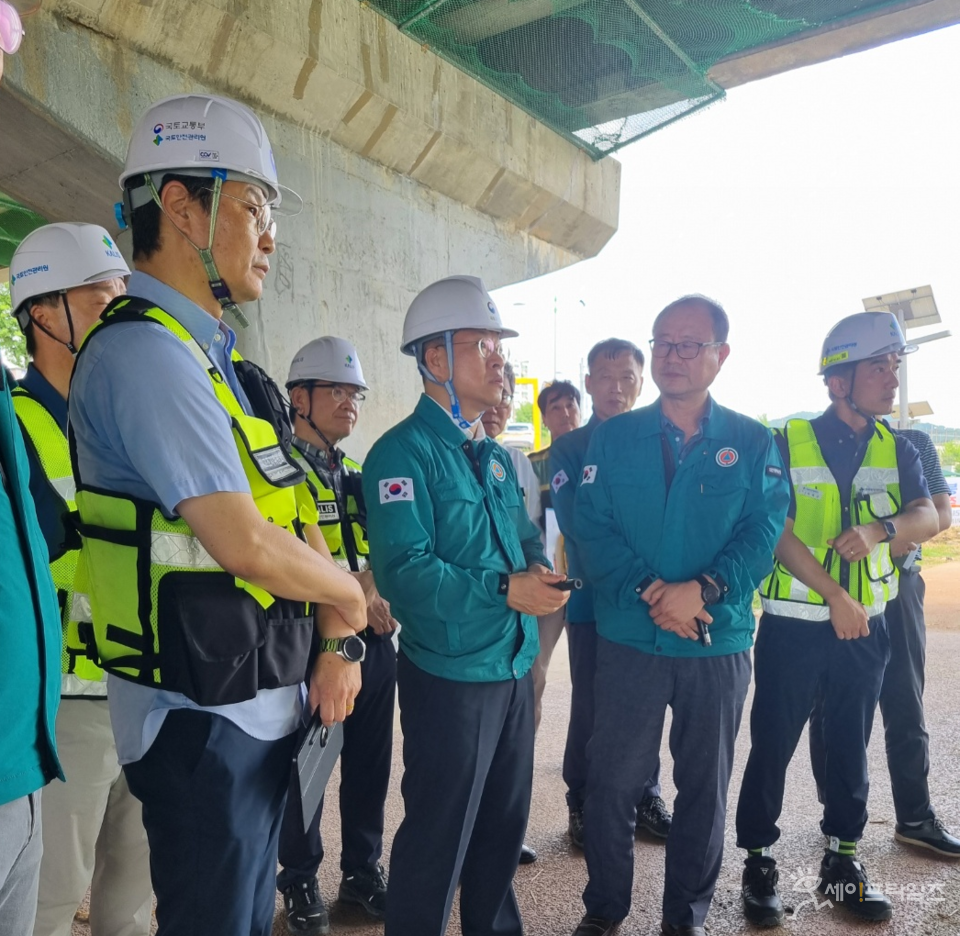 ▲ 진현환 국토부 제1차관(왼쪽 두번째)이 대전 유등교 사고 현장을 방문해 피해 상황을 점검하고 있다. ⓒ 국토교통부