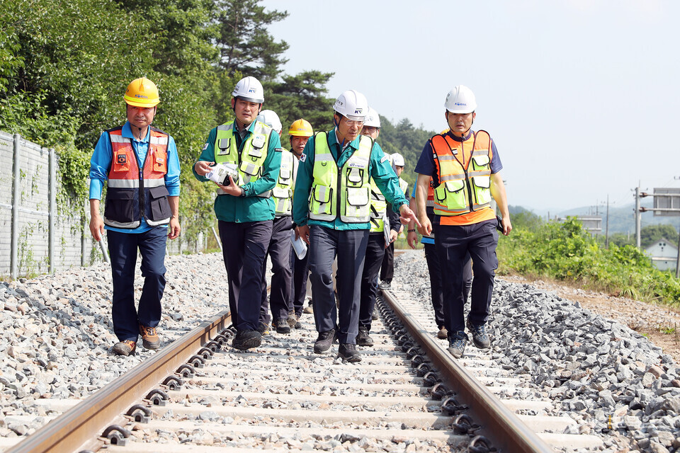 ▲ 이성해 국가철도공단 이사장이 경북선 수해복구현장을 점검하고 있다. ⓒ 국가철도공단