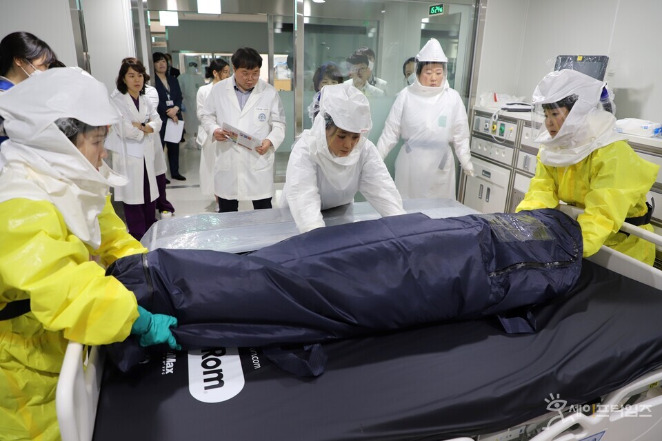 ▲ 건국대병원 의료진이 감염병 위기 대응 훈련을 진행하고 있다. ⓒ 건국대병원