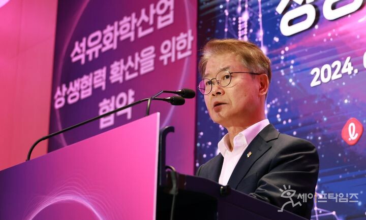 ▲ 이정식 고용노동부 장관이 석유화학산업 상생협력 확산을 위한 협약식에서 발언하고 있다. ⓒ 노동부