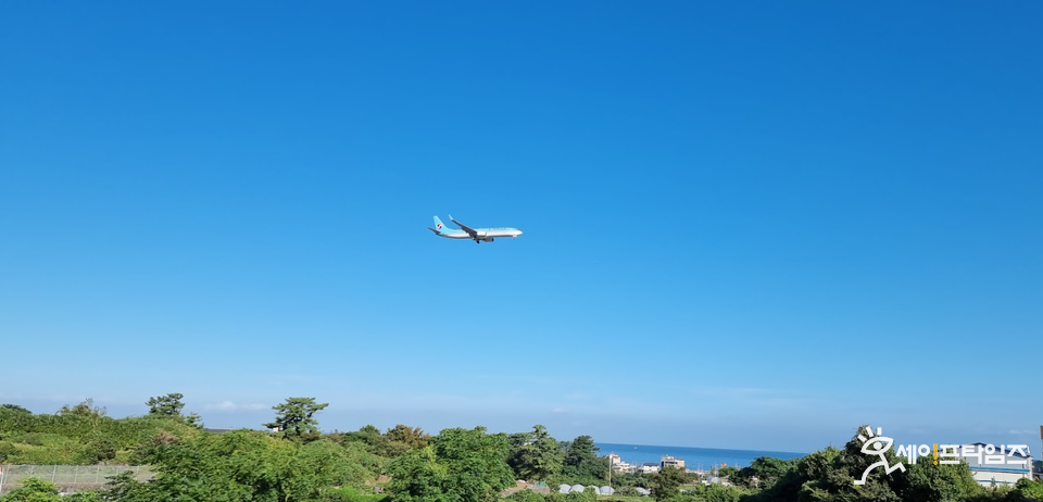 ▲ 제주도 하늘을 항공기가 날고 있다. ⓒ 고상용 기자