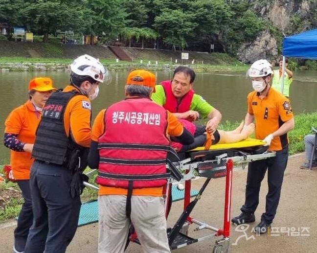  ▲ 청주시와 동부소방서는 16일 유관단체 관계자 등이  참석한 가운데 물놀이 인명구조 시연회를 하고 있다. ⓒ 청주시