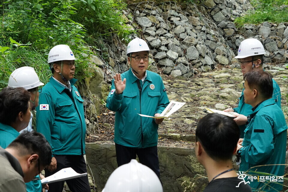 ▲ 임상섭 산림청장(가운데)이 17일 서울 동작구 산사태 피해 복구 완료지를 점검하고 있다. ⓒ 산림청