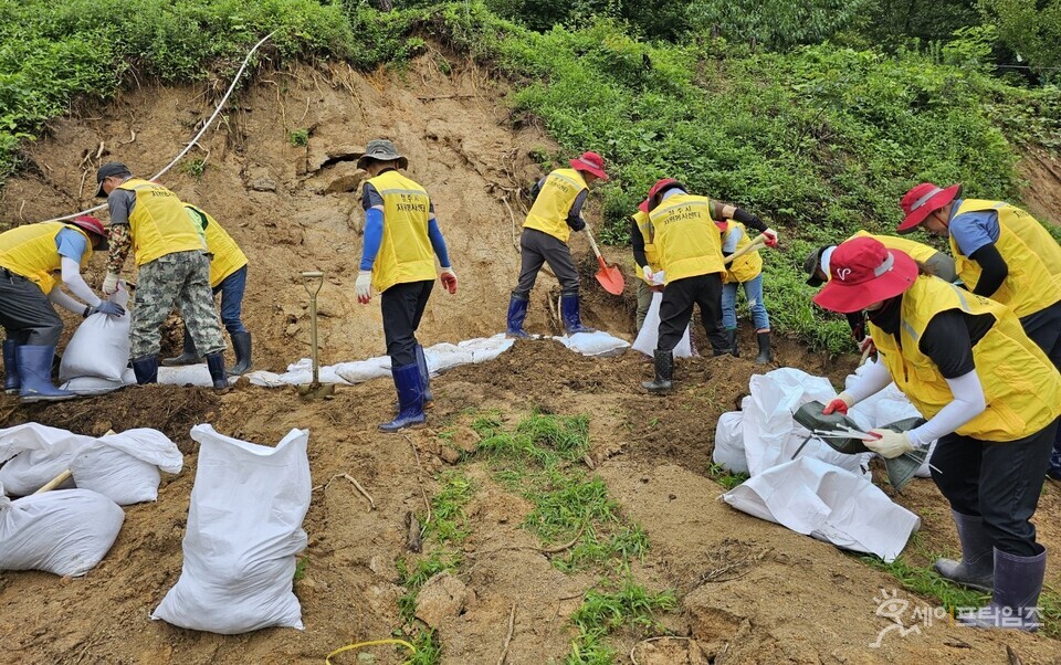  ▲ 청주시자원봉사센터는 17일 집중호우로 수해를 입은 영동군을 방문해 복구지원 활동을 하고 있다. ⓒ 청주시