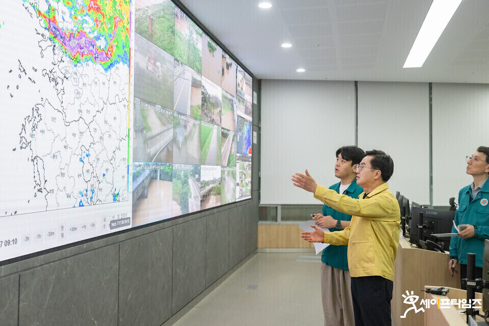 ▲ 김동연 경기도지사(가운데)가 17일 재난안전상황실을 방문해 호우대비 점검을 하고 있다. ⓒ 경기도