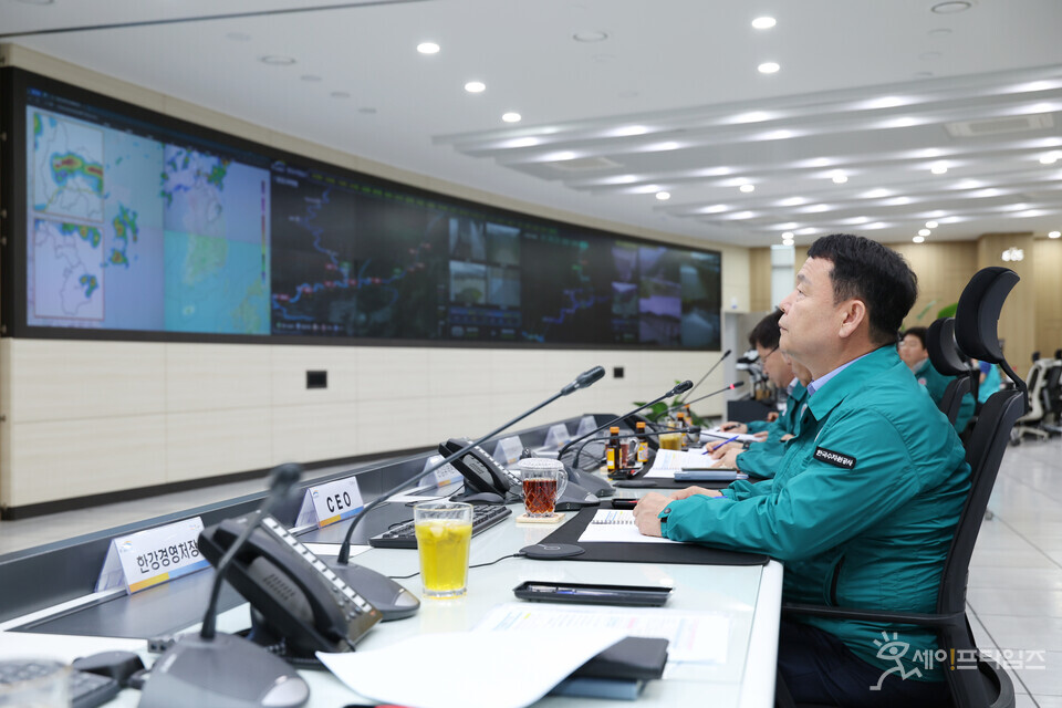 ▲ 윤석대 한국수자원공사 사장이 과천 한강유역본부 물종합상황실에서 집중호우 대응 태세를 점검하고 있다. ⓒ 한국수자원공사